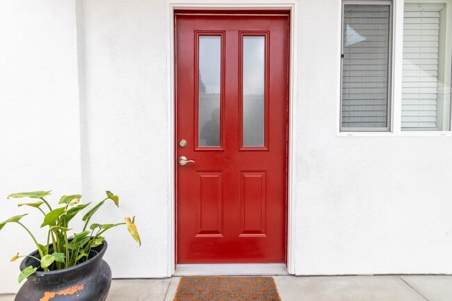 582 Douglas St unit Downstairs, Chula Vista, CA 91910 - photo 3