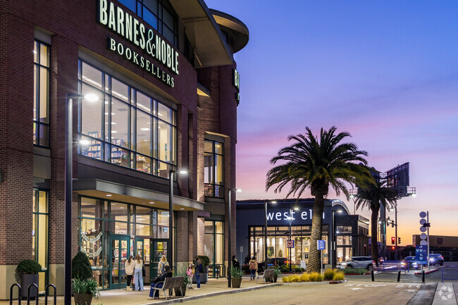 Emeryville’s Bay Street Shopping Center is the go-to spot for fashion and delicious bites.i