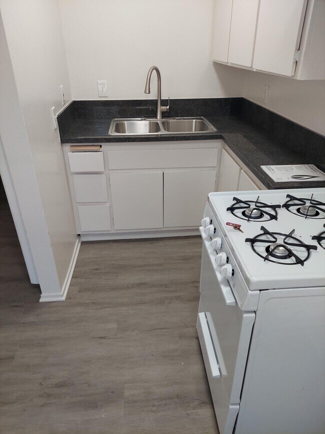 Etiwanda Villas, Reseda, CA 91335 - photo 3