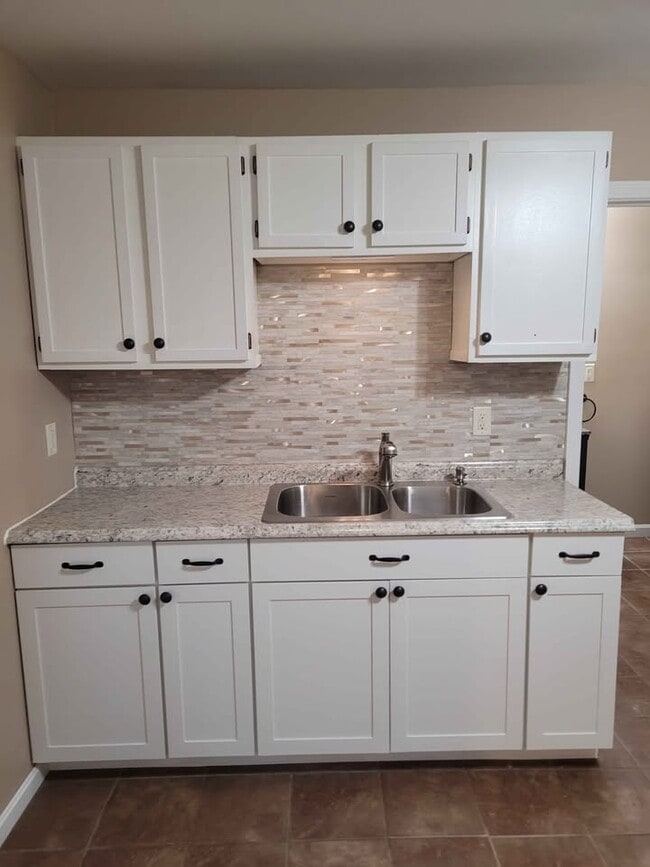 391 Putnam Pike unit C, Dayville, CT 06241 - photo 5