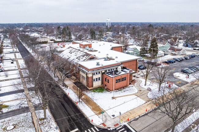 Ardmore Elementary School has an outdoor area for students.