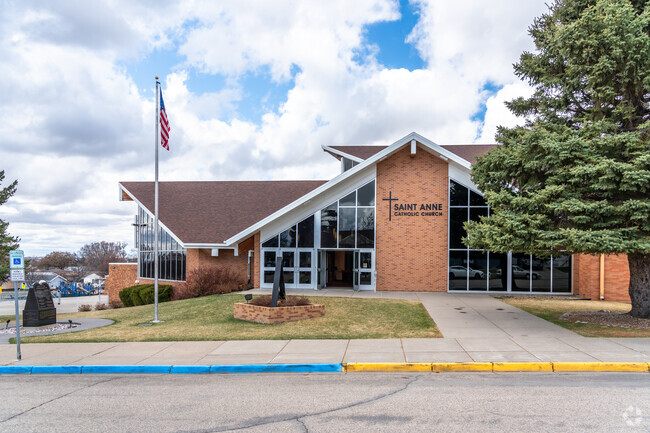 Saint Anne Elementary School has an average student to teacher ratio of 17 to 1.