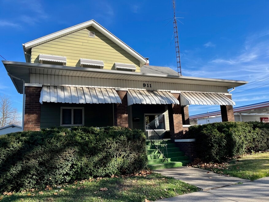 911 N Center St, Bloomington, IL 61701 - photo 1