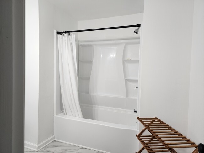 94 Hampton Roads Ave unit 2, Hampton, VA 23661 - photo 2