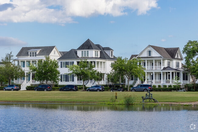 Find Charleston styles of homes on tree lined streets and ponds.