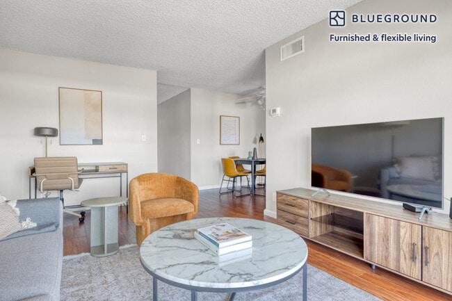 6121 Glade Ave unit FL4-ID699, Los Angeles, CA 91367 - photo 2