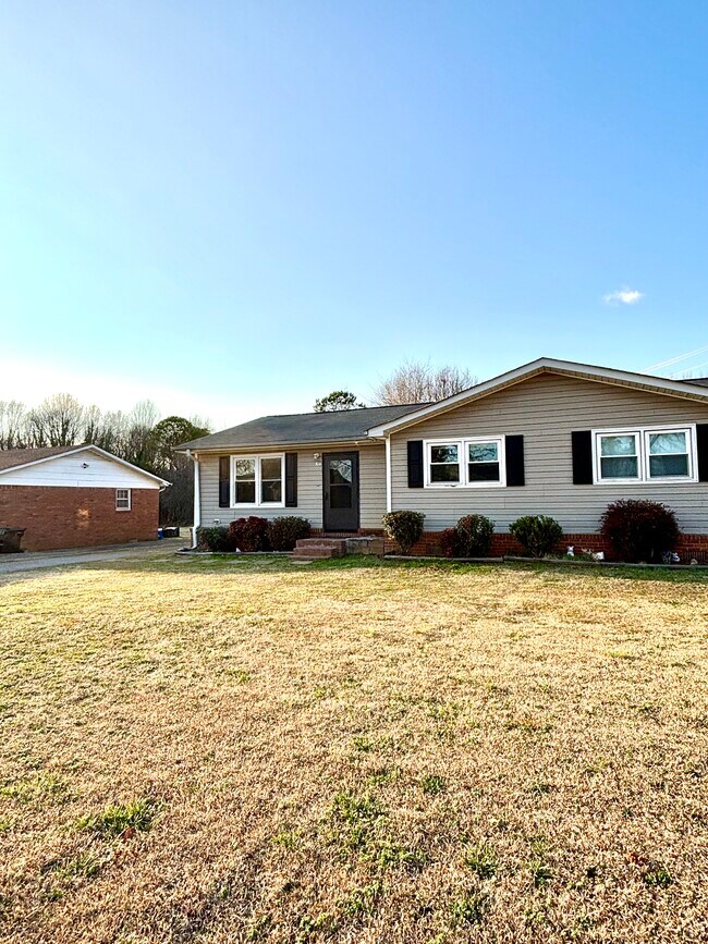309 Belcher Rd, Boiling Springs, SC 29316 - photo 2