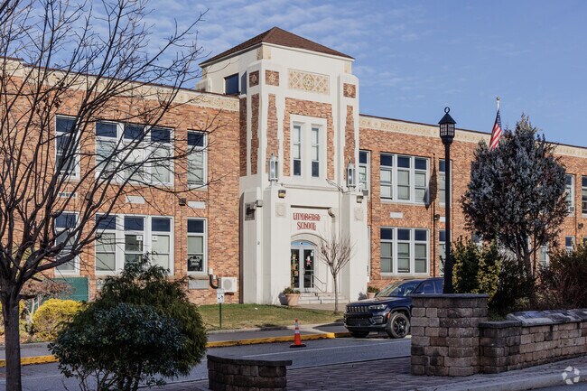 At Lindbergh Elementary School in Palisades Park, NJ 35% of students are proficient in reading.