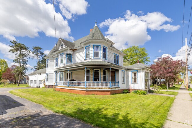 There are Victorian style single family homes on private lots in Villenova.
