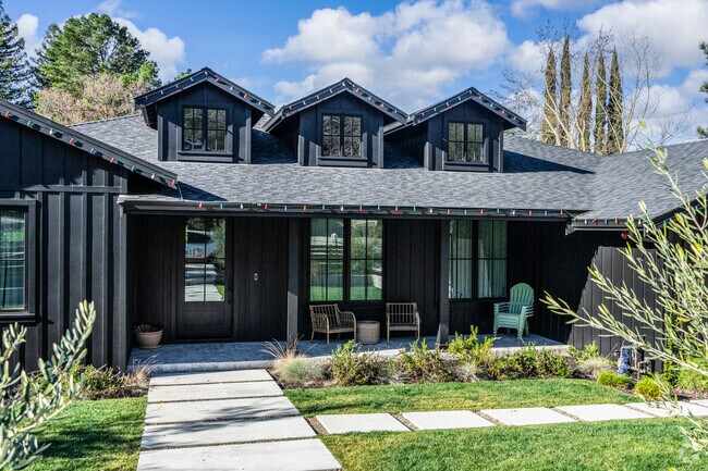 Modern farmhouse design blends rustic charm with contemporary elegance in Lafayette.
