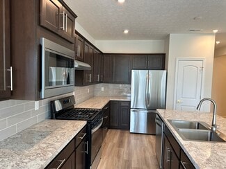 1242 Fairstone Dr, Lewis Center, OH 43035