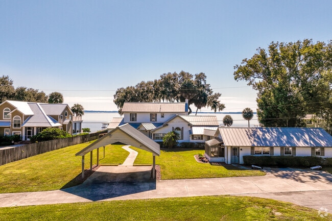 Luxury lakefront ranch on Lake Weir in Ocklawaha, Florida.
