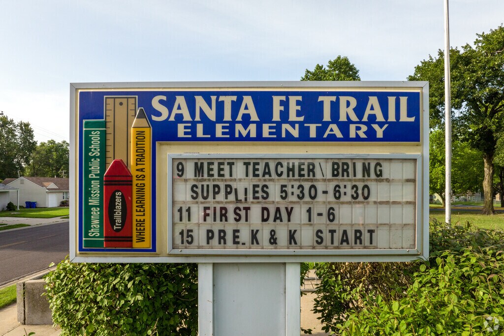 Maple Crest's Sana Fe Trail Elementary displays its daily announcements on its sign.