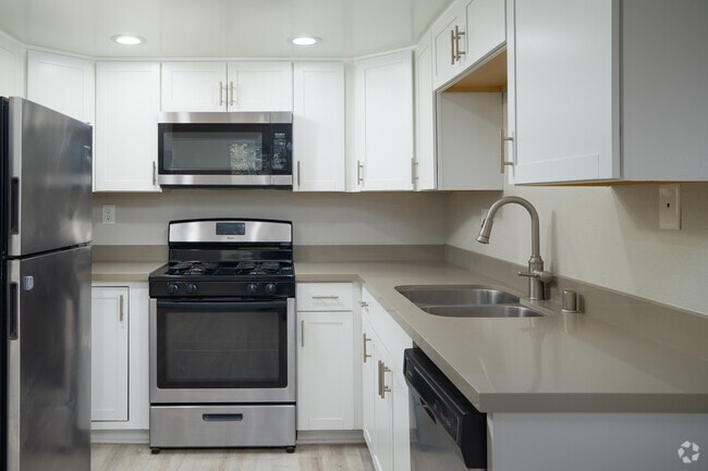 2BR, 2BA - 1,000SF - Kitchen