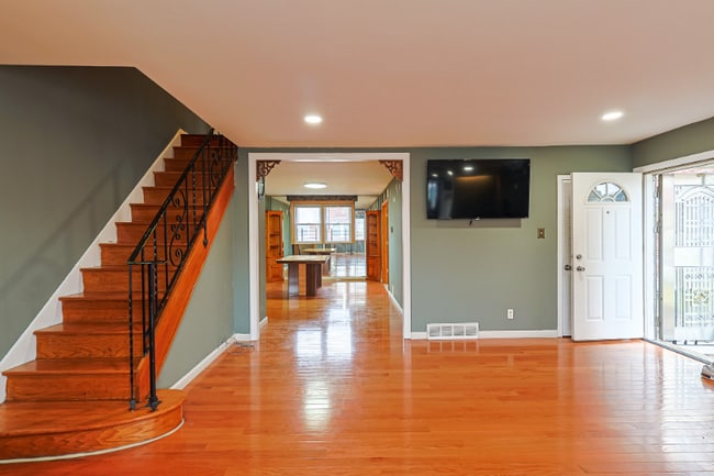 2421 Vista St, Philadelphia, PA 19152 - photo 4