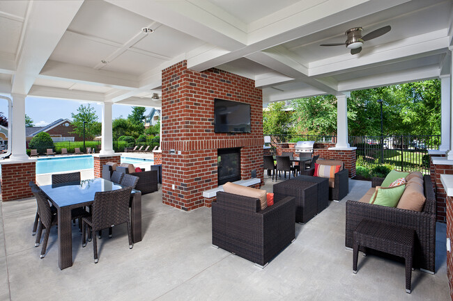 Summerhouse with Fireplace, TV, and Grills