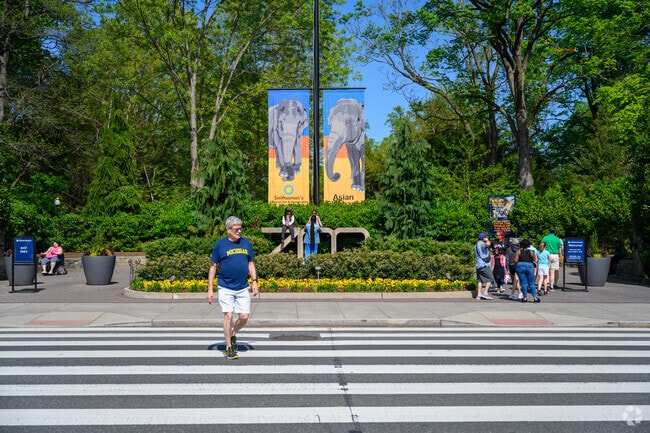 The National Zoo is located in Crestwood.