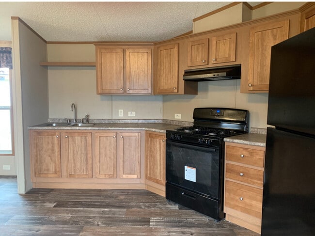 311 NE Burgess St, Topeka, KS 66608 - photo 7