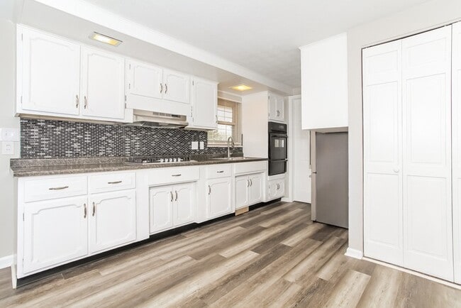 208 Silverstone Dr, Englewood, OH 45322 - photo 5