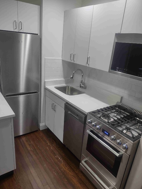 E 46th St Lexington Ave Unit 3, New York, NY 10167