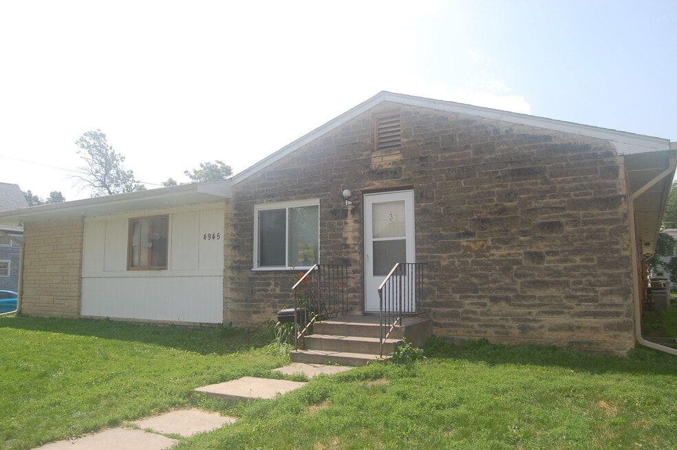 4945 Walker Ave unit 3, Lincoln, NE 68504 - photo 1