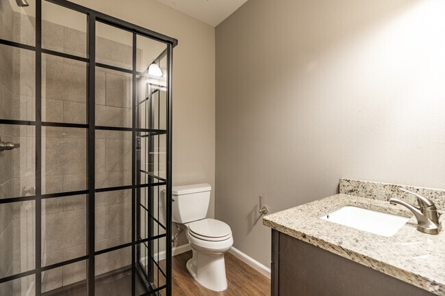 4BR, 2BA - 1000SF - Bathroom 2