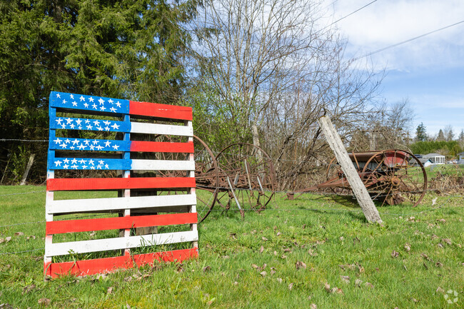 Country roads with roadside decor can be found throughout the Lochsloy neighborhood.