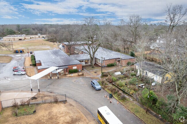 Holly Springs Junior High is located at 325 E Falconer Ave, Holly Springs, MS 38635.