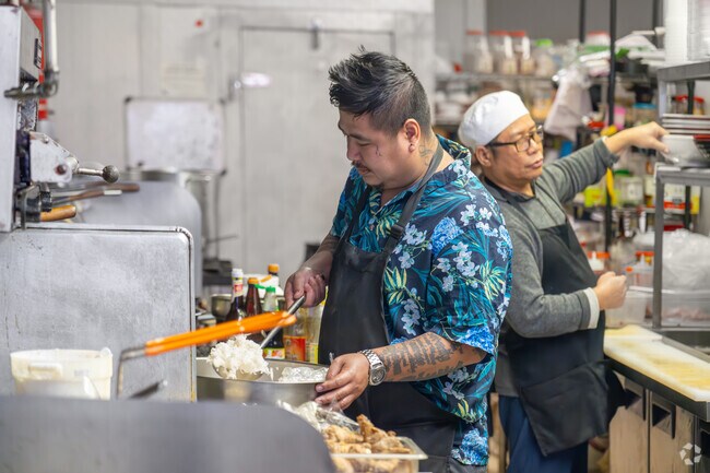 Friends cafe serves Thai & Burmese hot foods.