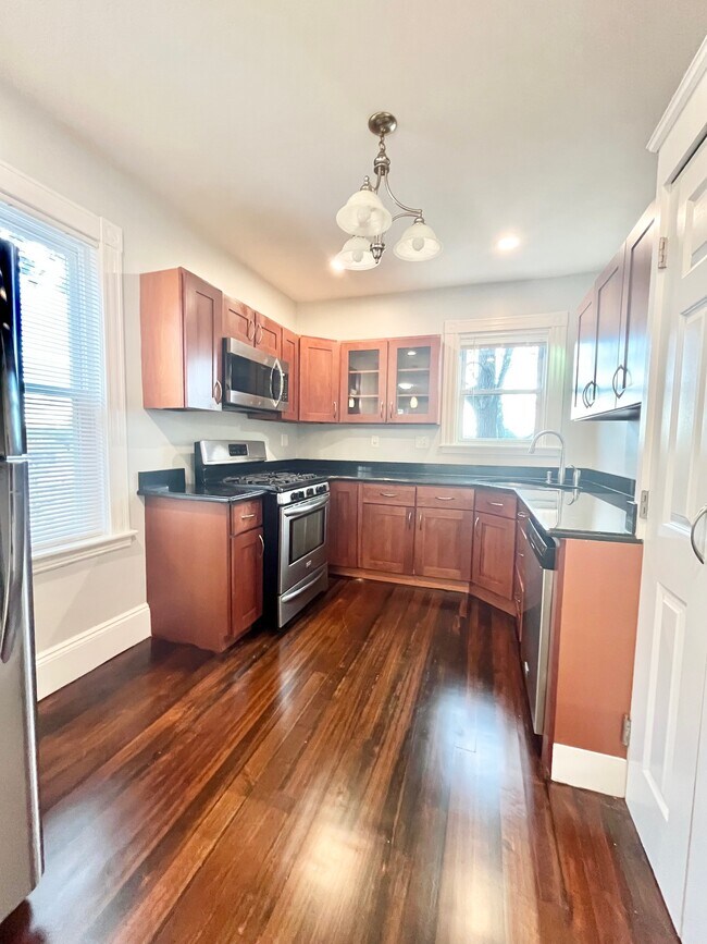 22 Rowell St unit 2, Dorchester, MA 02125 - photo 4