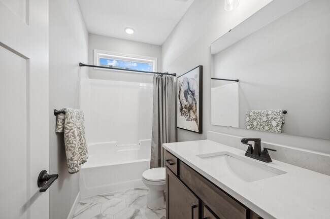 13. Main Bathroom.jpg