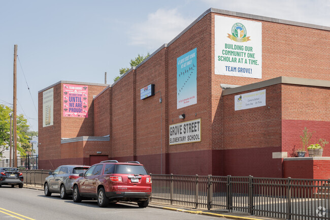 Grove Street Elementary School receives a grade of C- from Niche.