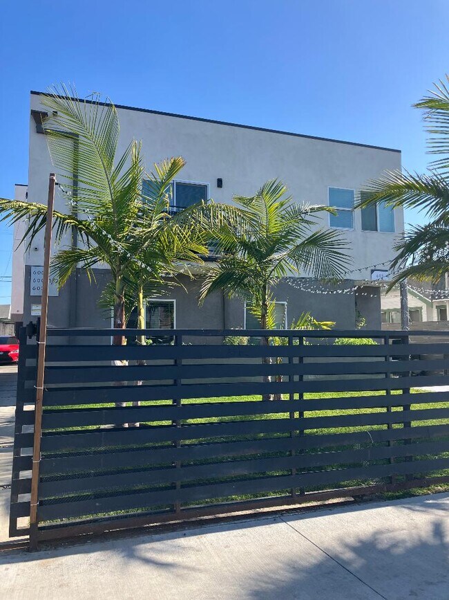 600 W 49th St, Los Angeles, CA 90037