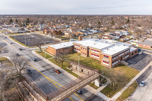 Roosevelt Elementary School has 356 students in grades PK, K-5.