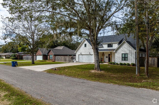 A row of newer homes, located on the outskirts of Sweeny.