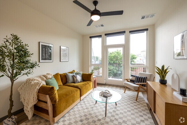 1BR, 1BA - 620SF - Living Room