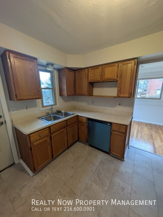 15334 Triskett Rd unit 2, Cleveland, OH 44111 - photo 5