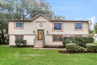 712 Grand Blvd, Wauconda, IL 60084