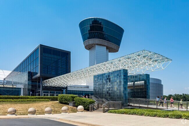 Arcola residents love easy access to the sights and sounds at Udvar-Hazy Center.
