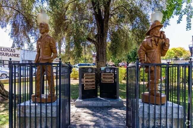 North Lakeport is decorated by statues throughout the streets.
