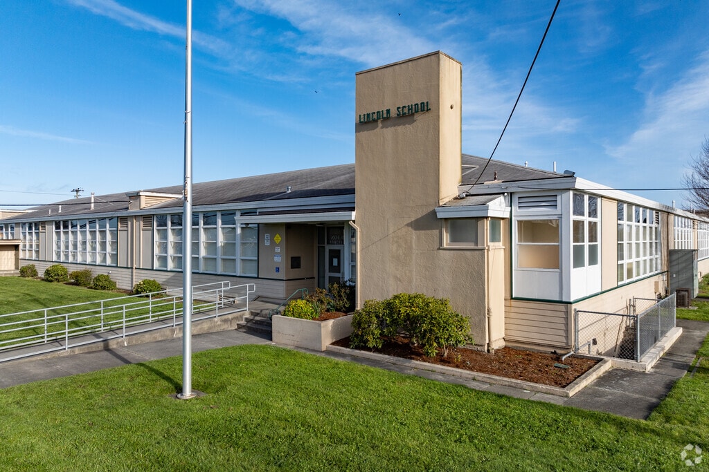 Enroll your child at Zoe Barnum High School for a rewarding education.