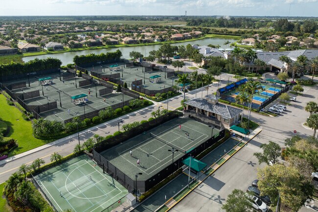 Valencia Reserve offers 9 tennis courts for its residents and gas.