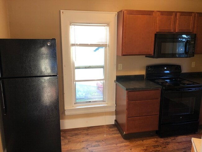 818 Scott Ave, Oshkosh, WI 54901 - photo 5