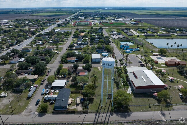 The city of La Villa consists of approximately 1,957 residents.