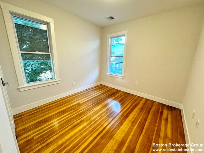 147 E Cottage St unit 2, Dorchester, MA 02125 - photo 6