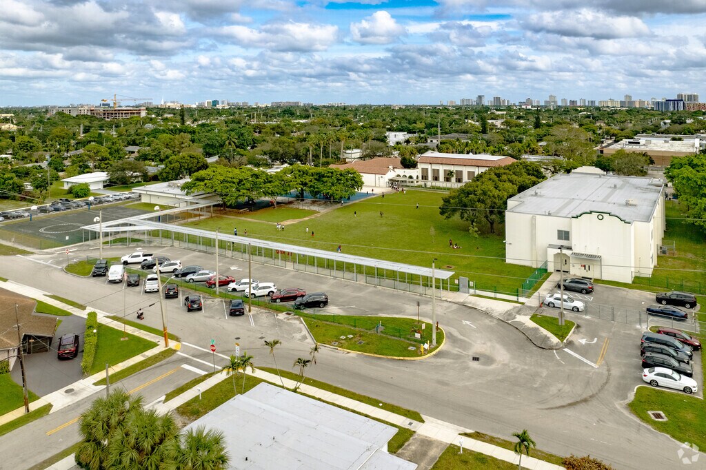 Overview of Oakland Park Elementary School in Oakland Park, FL.