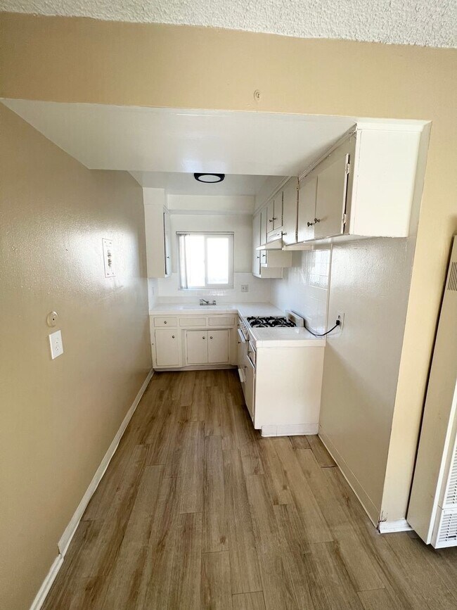 PRAIRIE, Hawthorne, CA 90250 - photo 5