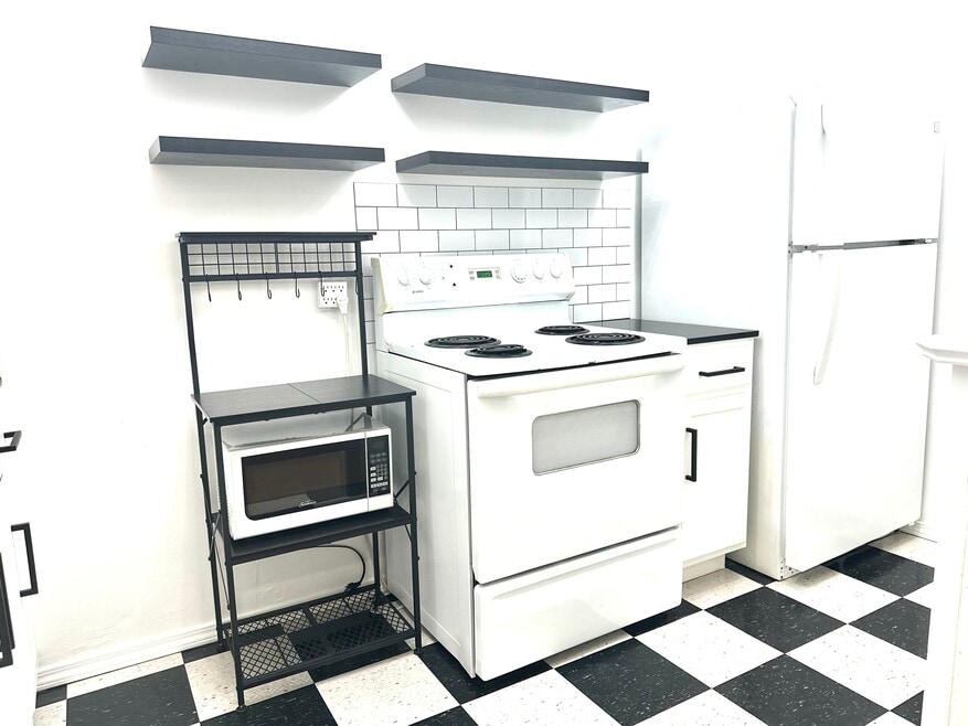 1108 S Detroit Ave Michael unit 3rd floor 1C, Tulsa, OK 74120 - photo 1