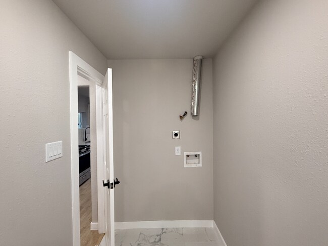 1519 Mckee St unit 4, Houston, TX 77009 - photo 4