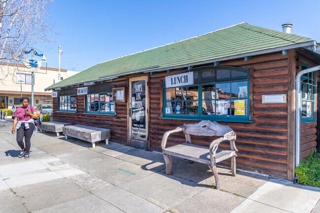 If you fancy a casual breakfast and lunch eatery then visit Sam’s Log Cabin in Dartmouth.
